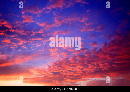 Sonnenuntergang Farben Ihrer Muster Wolken Wettervorhersage Himmel flauschige Wolken Sonnenuntergang Sonnenaufgang Wolke Formationen globalen Erwärmung Natur Stockfoto