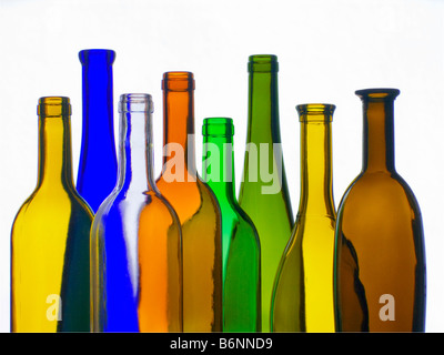 Weinflaschen Vielfalt Auswahl halbe Länge Hälse verschiedene bunte leere generische Glas Weinflaschen vor einem weißen Ausschnitt Hintergrund Stockfoto