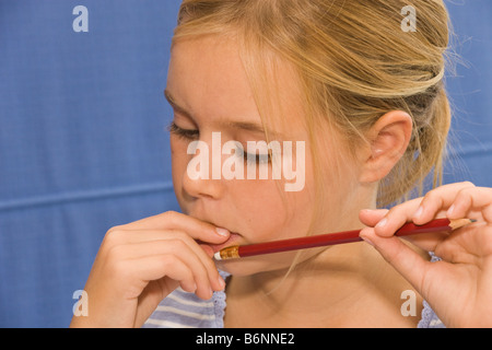 Neun Jahre altes Mädchen, die Konzentration auf ihre Hausaufgaben Stockfoto