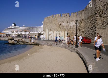 touristischen entlang der Außenwände eines Kreuzfahrtschiffes im Hintergrund die Insel Rhodos und Rhodos Stadt Stockfoto