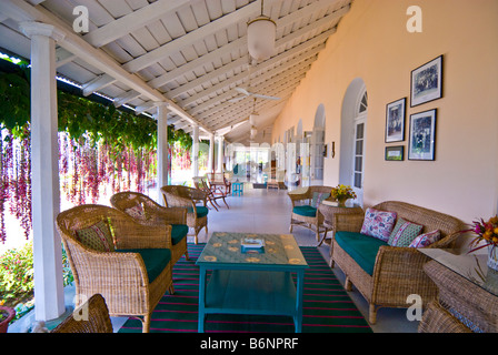 Die Veranda des Burra Bungalows am Glenburn Teeplantage, Darjeeling, Indien Stockfoto