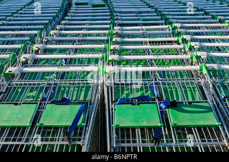 Vereinigtes Königreich, ENGLAND, 26. Dezember 2008. Reihen von Wagen außerhalb einer ASDA Supermarkt. Stockfoto