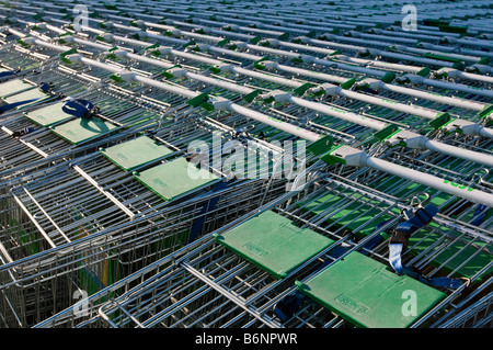 Vereinigtes Königreich, ENGLAND, 26. Dezember 2008. Reihen von Wagen außerhalb einer ASDA Supermarkt. Stockfoto