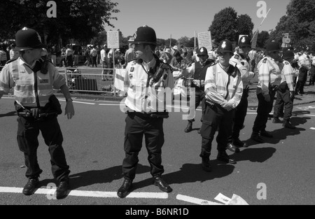 Vereinigtes Königreich. ENGLAND, 4. August 2007. Polizei-Form einen Kordon um Anti-Homosexuell Demonstranten an Gay Pride in Brighton. Stockfoto