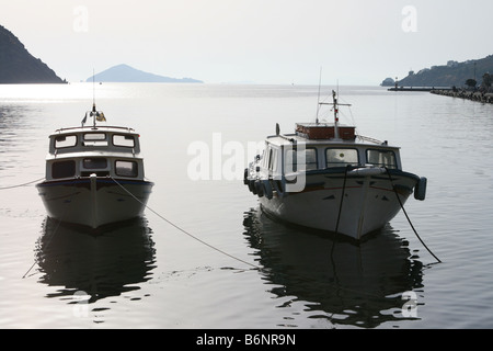 zwei hölzerne Boote vertäut im Hafen von Skala Patmos Griechenland Stockfoto