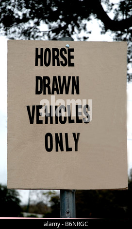 Zeichen für das Pferd gezeichneten Fahrzeug parken. Amish-Gemeinde in der Nähe verwendet Pferde und Kinderwagen für den Transport zu unterzeichnen, in der Nähe von Supermarkt Stockfoto