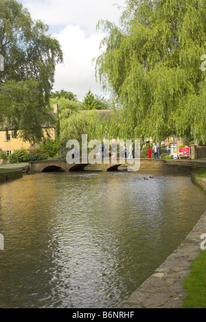 Der River Windrush fließt durch den malerischen Cotswold Dorf von Bourton-on-the-Water, Gloucestershire. Stockfoto