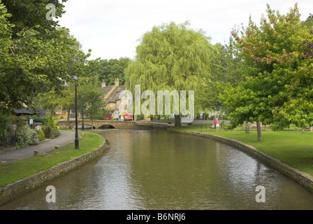 Der River Windrush fließt durch den malerischen Cotswold Dorf von Bourton-on-the-Water, Gloucestershire. Stockfoto