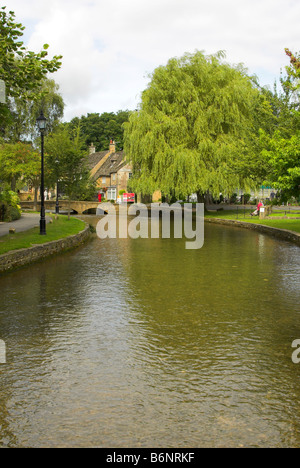 Der River Windrush fließt durch den malerischen Cotswold Dorf von Bourton-on-the-Water, Gloucestershire. Stockfoto