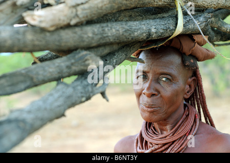 Himba Frau im Dorf in der Nähe von Opuwo namibia Stockfoto