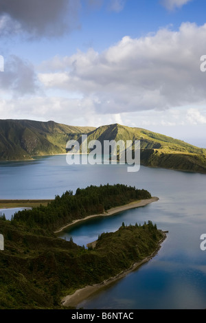 Luftaufnahme des Fire Lake oder Lagoa Do Fogo auf der portugiesischen Insel Sao Miguel auf den Azoren. Stockfoto