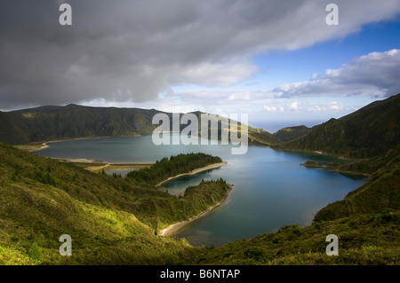 Weit abgewinkelten Luftaufnahme des Fire Lake oder Lagoa Do Fogo auf der portugiesischen Insel Sao Miguel auf den Azoren. Stockfoto