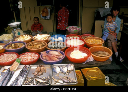 Meeresfrüchte Anbieter, Verkauf von Meeresfrüchte, frische Fische, Fisch, Open-air-Markt, Markt, Market, Puhuangyu Stadt Peking, Peking, Peking, China Stockfoto