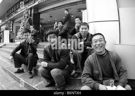 Diese Arbeiter Lächeln für die Kamera optimistisch China viele harte Zeiten durchgemacht hat und hat immer dort zusammen gearbeitet Stockfoto