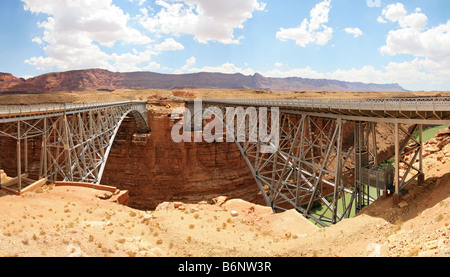 Panorama der alten und neuen Navajo Brücken über Marble Canyon und den Colorado River im nördlichen Arizona Stockfoto