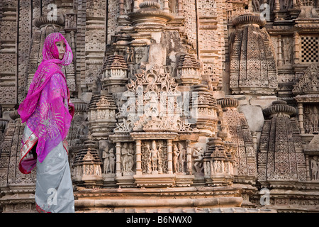 Indische Frau in den Ruinen von Khajuraho, Madhya Pradesh, Indien Stockfoto