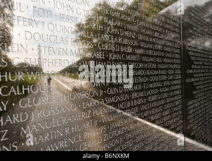 Gravuren der Namen des Krieges tot in das Vietnam Veterans Memorial auf The Mall Washington DC Vereinigte Staaten von Amerika USA Stockfoto