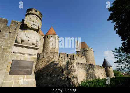 Carcassonne Frankreich Skulptur von Madame Carcas außerhalb der Porte Narbonnaise Stockfoto