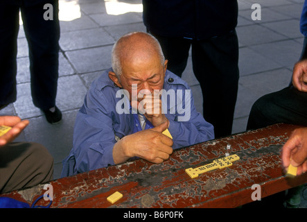 Chinesischer Mann, alter Mann, reifer Mann, Domino, Domino spielen, Tempel des Himmels Park, Tiantan Park, Peking, Peking, China, Asien Stockfoto