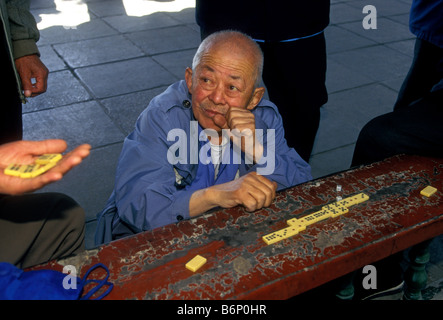 Chinesischer Mann, alter Mann, reifer Mann, Domino, Domino spielen, Tempel des Himmels Park, Tiantan Park, Peking, Peking, China, Asien Stockfoto