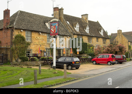 Das 17. Jahrhundert Krone und Trompete Public House in der malerischen Cotswolds Dorf von Broadway in Worcestershire. Stockfoto