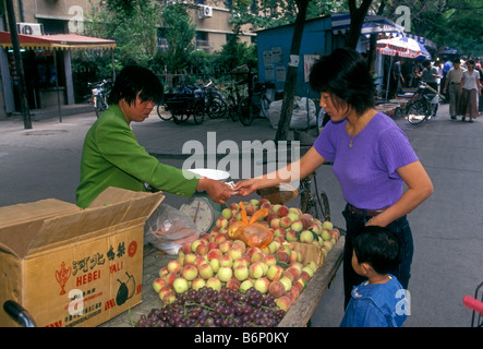 Chinesische Frauen, Obst Anbieter, Verkauf von pfirsichen, frische Pfirsiche, Open-air-Markt, Markt, Puhuangyu Markt, Peking, Peking, China, Asien Stockfoto