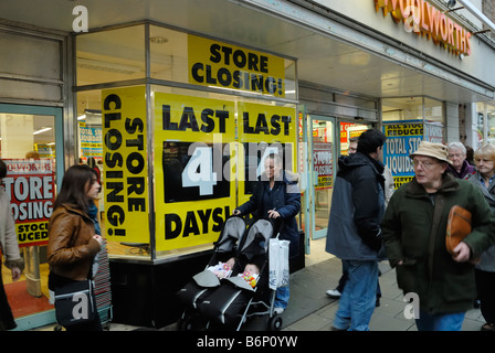 Woolworths speichern mit schließen Zeichen Dezember 2008 Aberystwyth Stockfoto