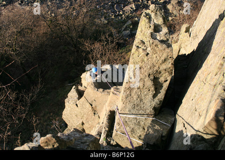 Ein Bergsteiger Abordnung die endgültige Tonhöhe des "Kleinen Chamonix" am Hirtenplatz Crag, Borrowdale, nördlichen Lake District Stockfoto