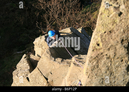 Ein Bergsteiger Abordnung die endgültige Tonhöhe des "Kleinen Chamonix" am Hirtenplatz Crag, Borrowdale, nördlichen Lake District Stockfoto