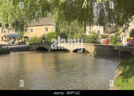 Der River Windrush fließt durch den malerischen Cotswold Dorf von Bourton-on-the-Water, Gloucestershire. Stockfoto