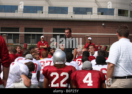 Ersten Jahr befasst sich Washington State Kopf Fußballtrainer, Paul Wulff, sein Team nach einem August 2008-Praxis. Stockfoto