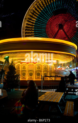 Verschwommene bewegte Amusement Rides, Beleuchtung und Geräte Weihnachten Attraktionen in der Princess Street, Edinburgh, Großbritannien Stockfoto