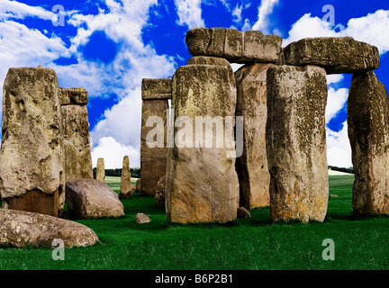 Bild Blick über ein grünes Feld mit dem Stonehenge-Kreis steht vor einem dramatischen blauen Himmel Stockfoto