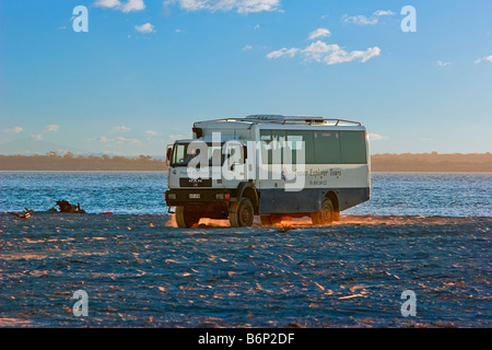 Bild Blick auf Fraser Explorer Tourbus auf dem Strand von Hervey Bay, kurz nachdem sie die Fähre nach Fraser Island Stockfoto