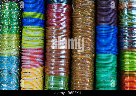 Farbigen indischen Damen Armreifen in Reihen auf einem Marktstand. Andhra Pradesh, Indien Stockfoto