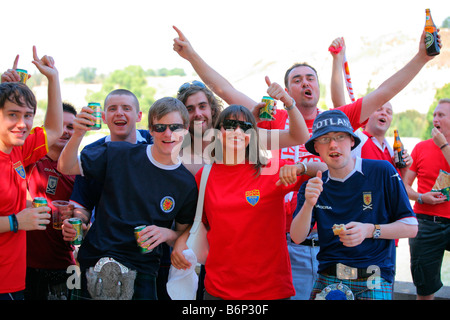 Mazedonische und schottische Fußball-Fans beim Fußballspiel Mazedonien Vs Schottland Stockfoto