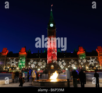 Ottawa Parlament Gebäude Weihnachtslichter quer durch Kanada in der Dämmerung mit Touristen aller Centennial Flame im kalten winter Stockfoto