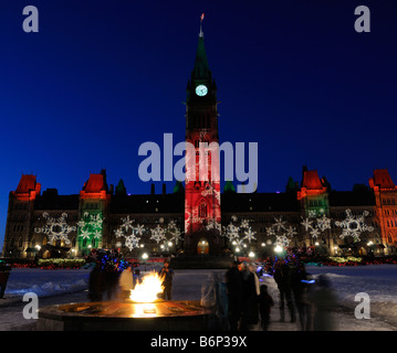 Ottawa Parlament Gebäude Weihnachtslichter quer durch Kanada in der Dämmerung im Winter mit Touristen aller Centennial Flame Stockfoto