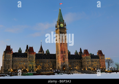 Ottawa Parlamentsgebäude center Block mit Peace Tower am Parliament Hill Regierung von Kanada Weihnachtsbeleuchtung bei Sonnenuntergang Stockfoto