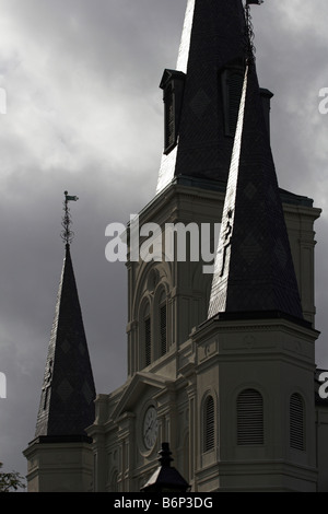 Das Licht bricht durch die Wolken auf die Türme der St. Louis Cathedral im French Quarter. New Orleans, Louisiana. Stockfoto