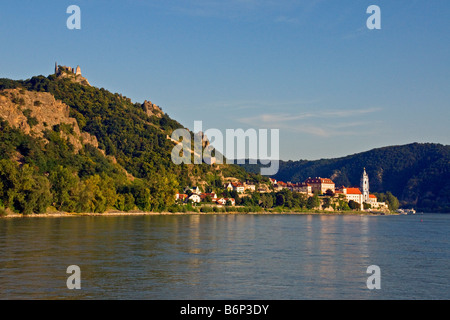 Dürnstein Dorf am Ufer der Donau mit Ruine oberhalb der Kuenringer Burg wo Richard Löwenherz einst als Gefangener gehalten Stockfoto