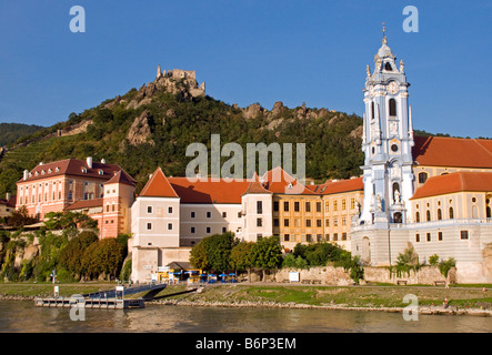 Dürnstein Dorf am Ufer der Donau mit Ruine oberhalb der Kuenringer Burg wo Richard Löwenherz einst als Gefangener gehalten Stockfoto