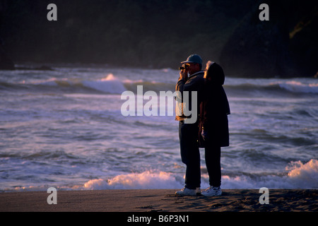 Älteres Ehepaar gerade Wellen bei Sonnenuntergang Trinidad Trinidad Humboldt County Florida Stockfoto