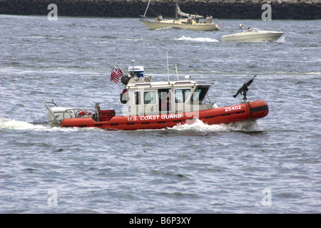 US Coast Guard Defender Klasse Antwort Boot patrouilliert Boston Harbor Boston, Massachusetts Stockfoto