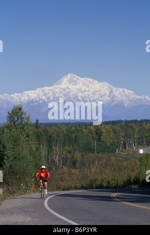 Radfahrer Wappen Hill Talkeetna Spur unterwegs mit Mount McKinley In Ferne nahe Talkeetna Alaska USA Stockfoto