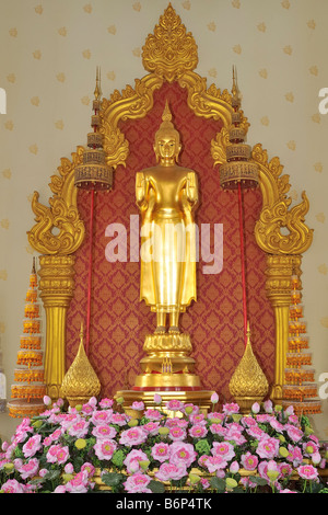 Stehende Buddha mit Lotusblume im Tempel Wat Yannawa, Bangkok, Thailand. Stockfoto