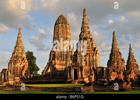 Wat Chai Watthanaram bei Sonnenuntergang, Ayutthaya, Thailand. Stockfoto