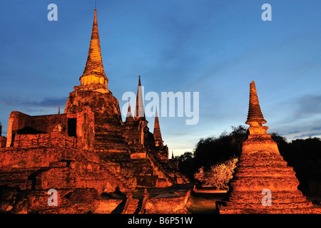 Wat Phra Si Sanphet während des Sonnenuntergangs mit bunten Himmel in Ayutthaya, Thailand Stockfoto