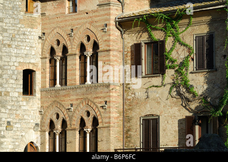 San Gimignano Toskana Italien Asoorted Fensterstile von Gebäuden auf der Piazza della Cisterna Stockfoto