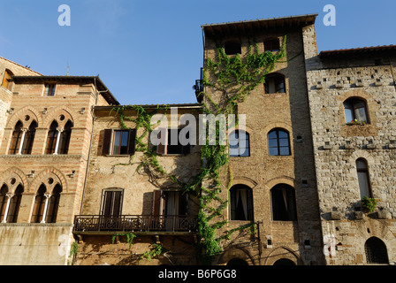 San Gimignano Toskana Italien Asoorted Fensterstile von Gebäuden auf der Piazza della Cisterna Stockfoto